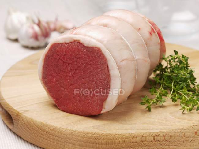 Filete de carne fresca cruda - foto de stock