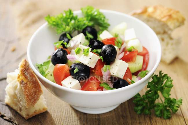 Греческий салат с чёрными оливками — стоковое фото