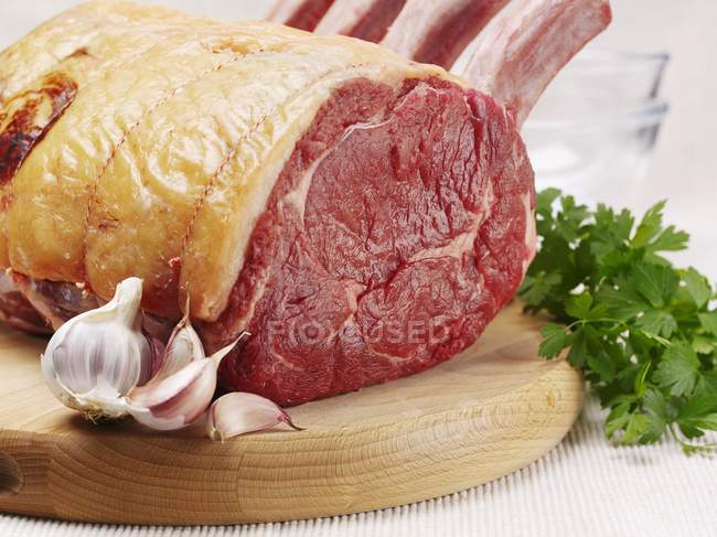 Raw Beef rib with garlic — Stock Photo