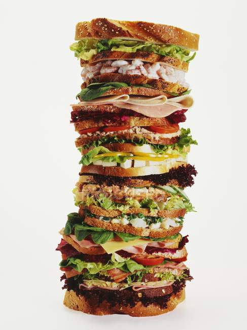 Pila de diferentes sándwiches - foto de stock