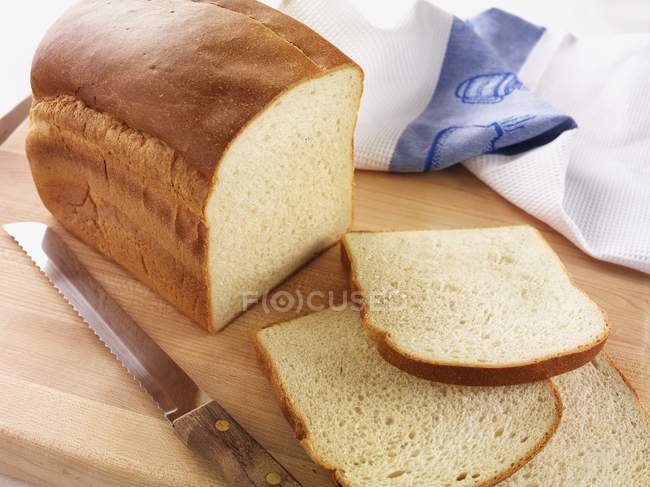 Частично нарезанный белый оловянный хлеб — стоковое фото
