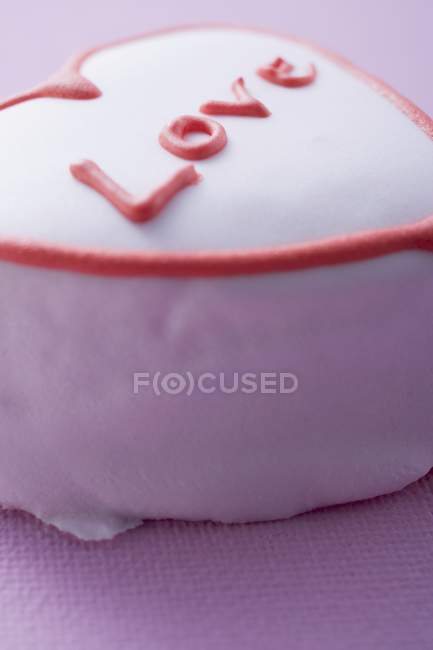 Рожевий торт у формі серця — стокове фото