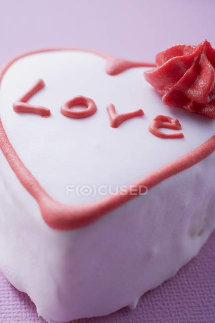 Bolo rosa em forma de coração — Fotografia de Stock