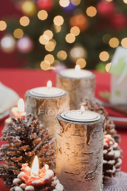 Velas ardientes en la mesa de Navidad - foto de stock