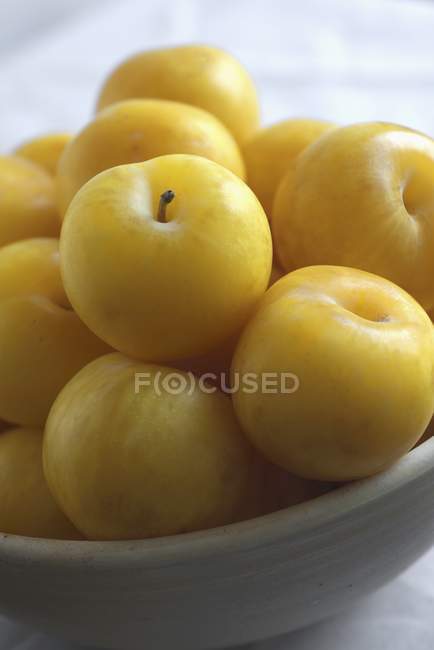 Tigela de ameixas amarelas — Fotografia de Stock