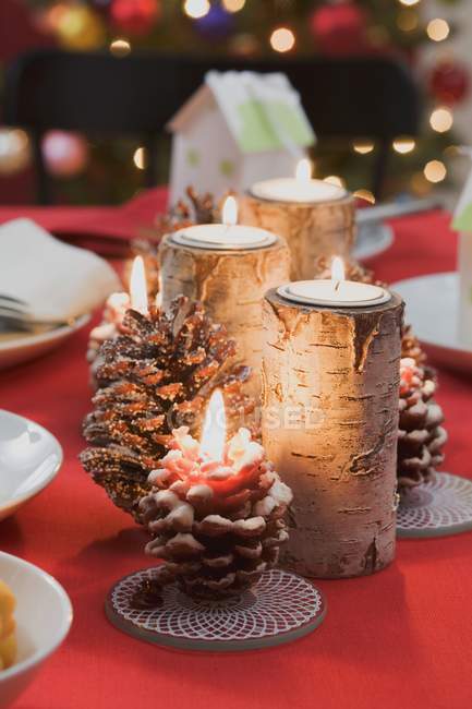 Bougies allumées sur la table de Noël — Photo de stock