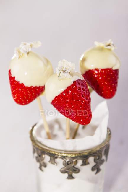 Erdbeeren in weiße Schokolade getaucht — Stockfoto