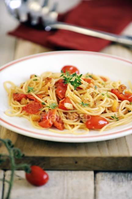 Pasta de espagueti con tomates - foto de stock