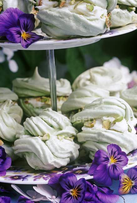 Pistacio meringues on cake stand — Stock Photo