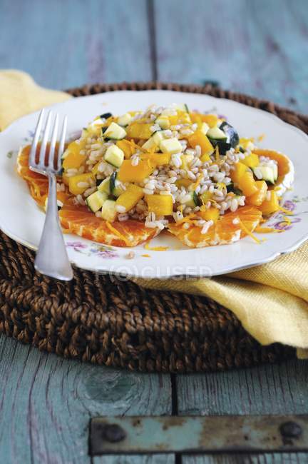 Ensalada de arroz con naranjas - foto de stock