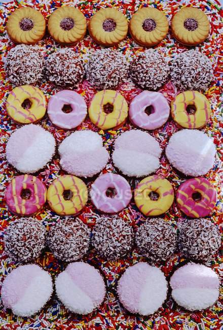 Ряды цветного печенья — стоковое фото