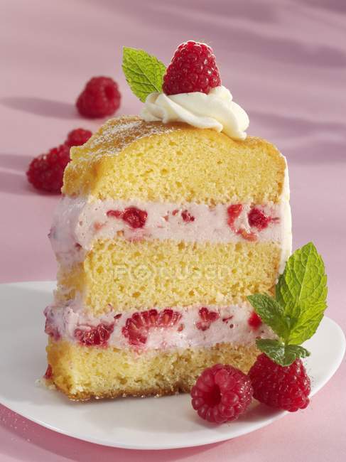 Raspberry ring cake — Stock Photo