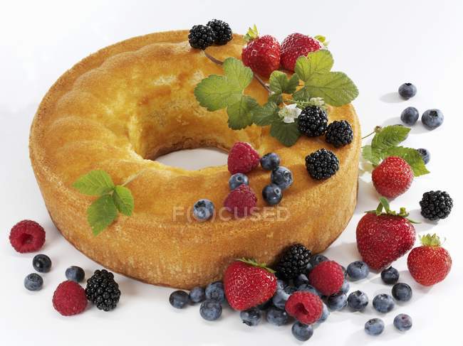 Cake with fresh berries — Stock Photo