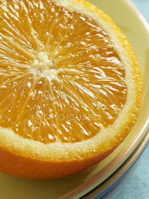 La moitié d'orange fraîche — Photo de stock