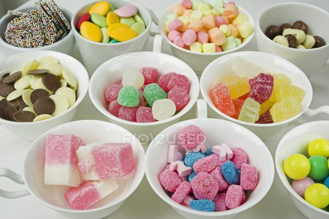 Dulces con gelatinas y chocolates - foto de stock