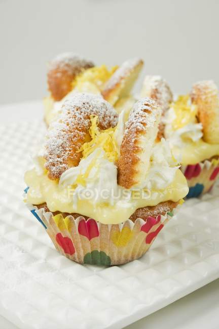 Lemon and cream fairy cakes — Stock Photo