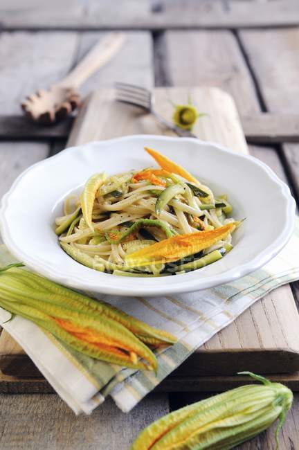 Linguine pasta with courgettes — Stock Photo