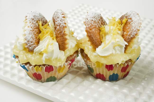 Lemon and cream fairy cakes — Stock Photo