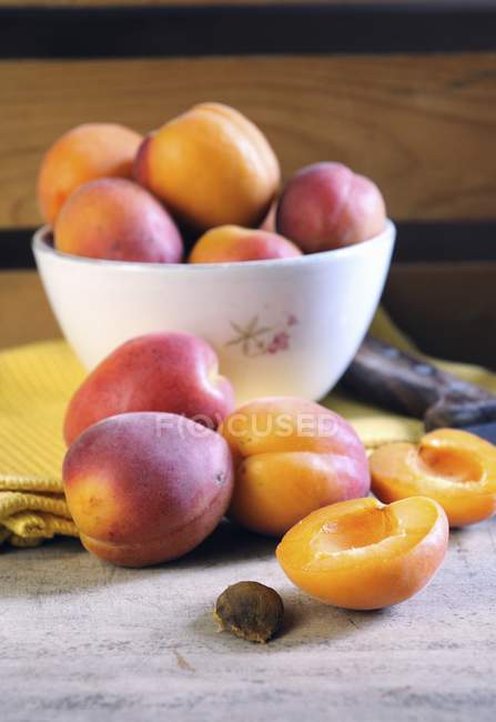 Abricots mûrs dans un bol — Photo de stock