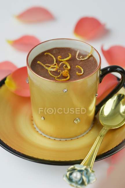 Ouro e xícara de café preto — Fotografia de Stock