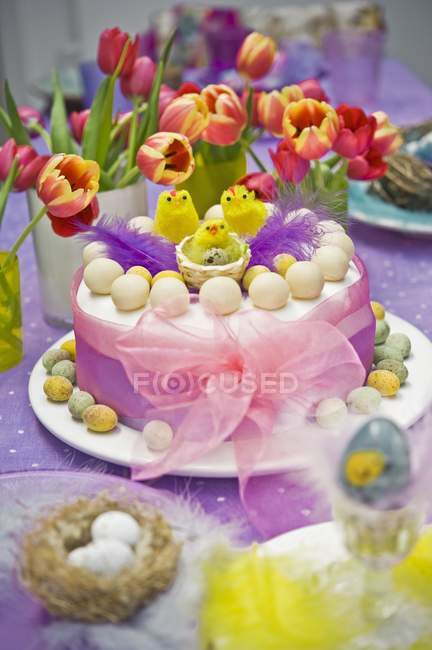Primavera Pascua Simnel pastel - foto de stock