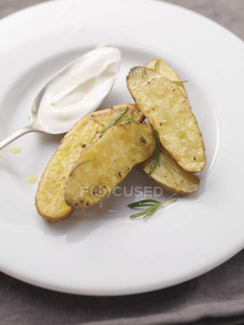 Запечена картопля з розмарином — стокове фото