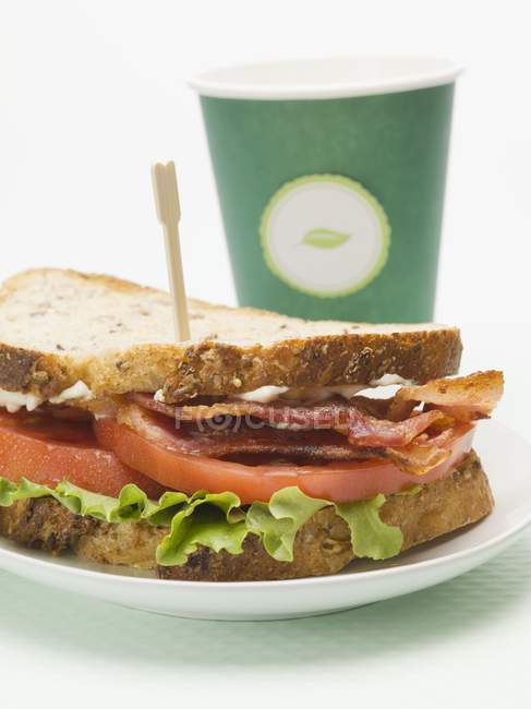 Sandwich à la laitue et aux tomates — Photo de stock