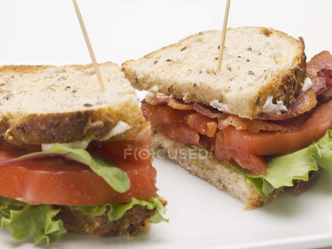 Lettuce and tomato sandwich — Stock Photo