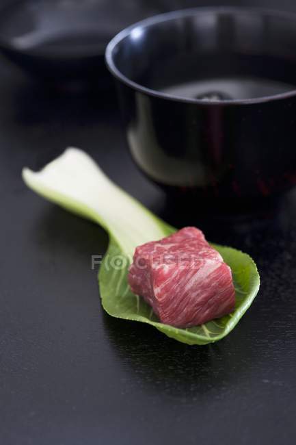 Pedaço de carne Wagyu em pak choi — Fotografia de Stock