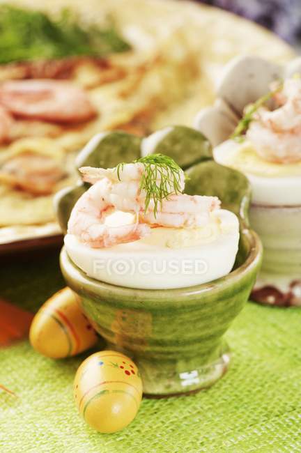 Closeup view of boiled egg with shrimp and dill — Stock Photo