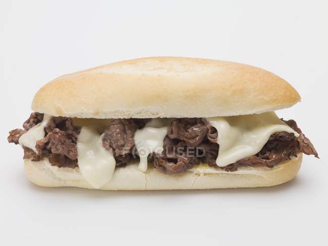 Разрезанный сэндвич с говядиной — стоковое фото