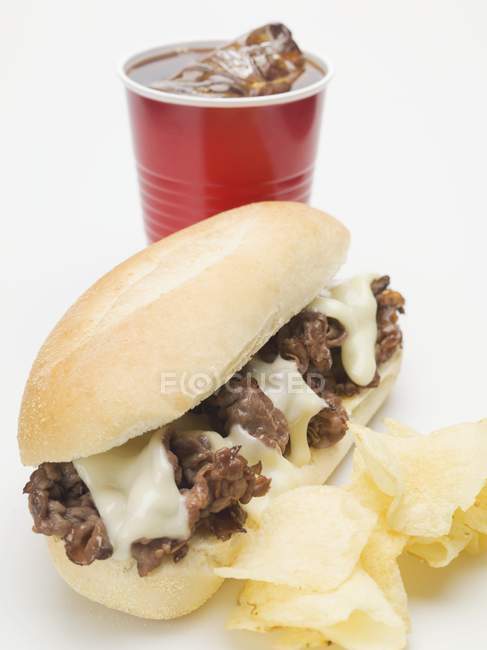 Разрезанный сэндвич с говядиной — стоковое фото