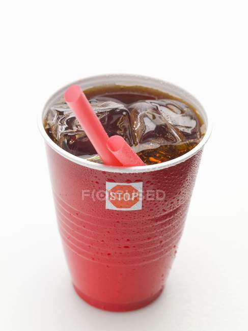 Cola con cubitos de hielo en taza - foto de stock