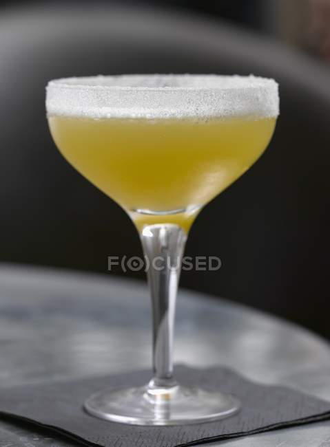 Cocktail avec whisky et pomme — Photo de stock