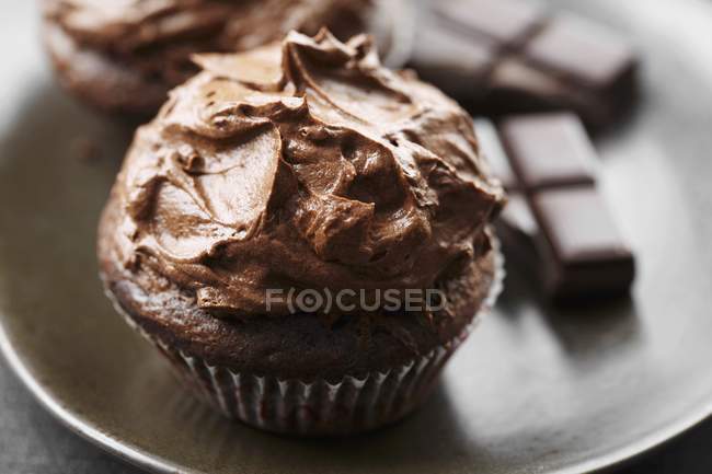 Cupcakes with chocolate icing — Stock Photo
