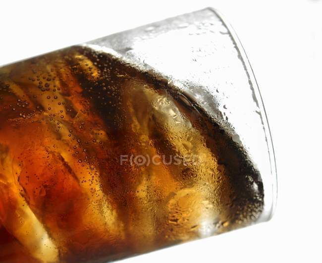 Cola mit Eiswürfeln im Glas — Stockfoto