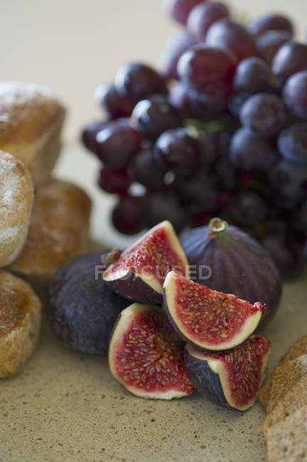 Figos frescos com uvas vermelhas — Fotografia de Stock