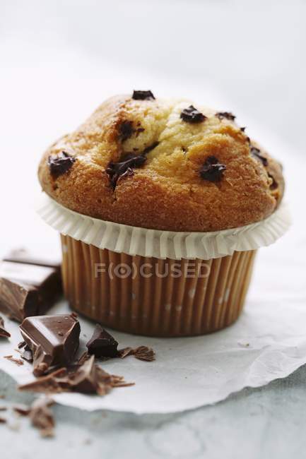 Muffin con gocce di cioccolato su carta bianca — Foto stock
