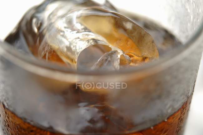 Склянка кола з кубиками льоду — стокове фото
