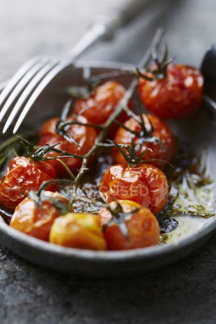 Tomaten in der Pfanne mit Gabel gebraten — Stockfoto