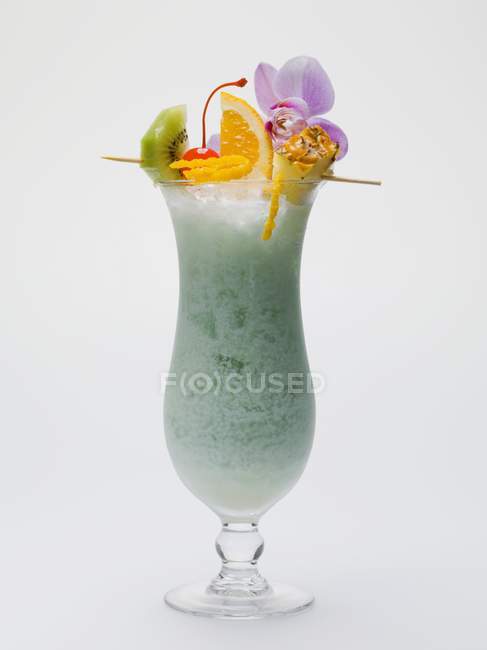 Vista da vicino della bevanda blu con spiedino di frutta in vetro lungo — Foto stock