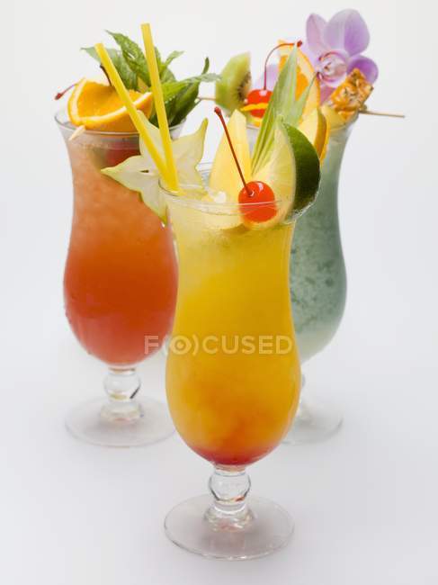 Вид крупним планом на три фруктові довгі напої — стокове фото