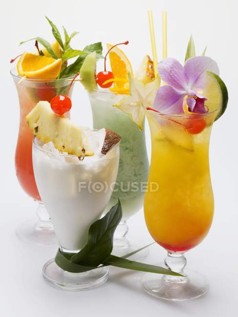 Vista close-up de quatro bebidas longas diferentes — Fotografia de Stock