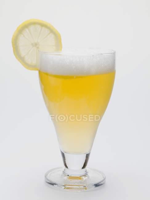 Bicchiere di shandy con fetta di limone — Foto stock