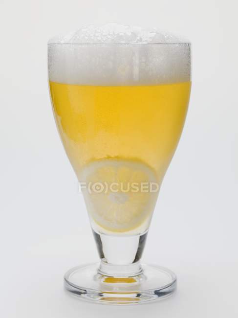 Склянка сором'язлива зі скибочкою лимона — стокове фото