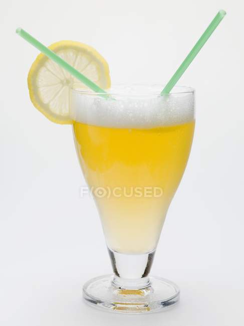 Verre de shandy avec tranche de citron — Photo de stock