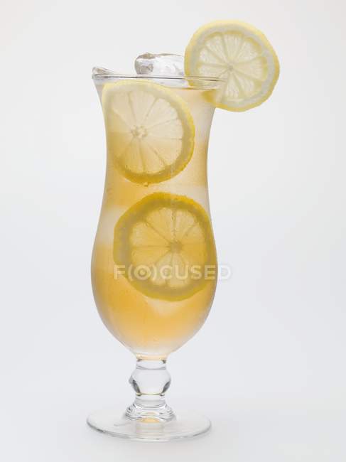Verre de thé glacé avec tranches de citron — Photo de stock