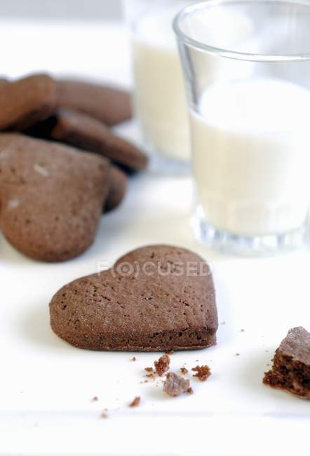 Biscoitos e copos de chocolate — Fotografia de Stock