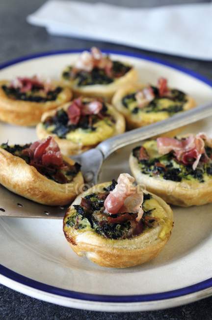 Spicy spinach tartlets with pancetta — Stock Photo
