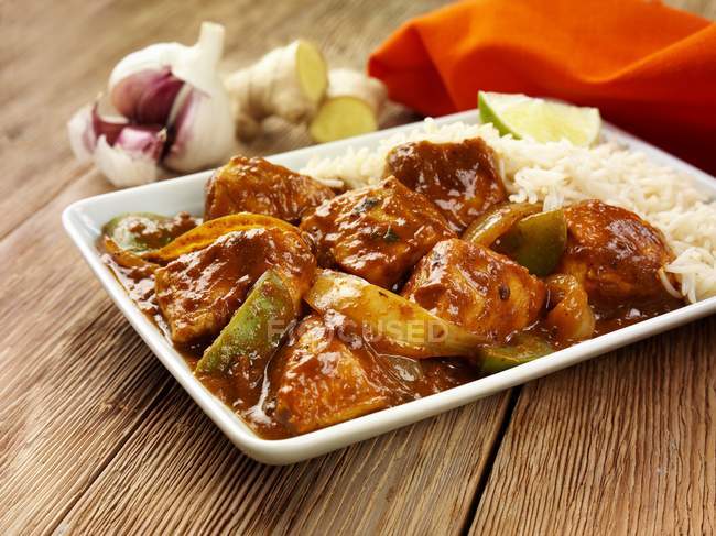 Pollo al curry con arroz - foto de stock